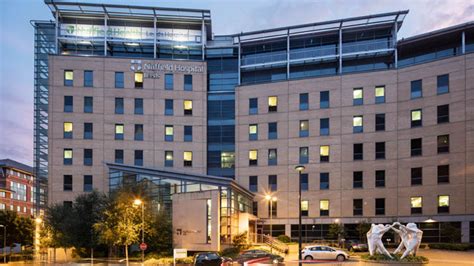 Private hospitals and clinics in Leeds .